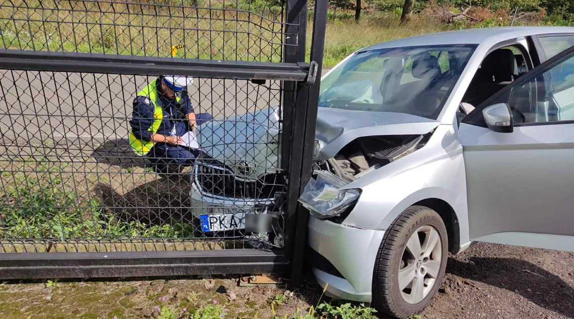Jedna wyprzedzała, druga skręcała. Zderzenie auta z motocyklem