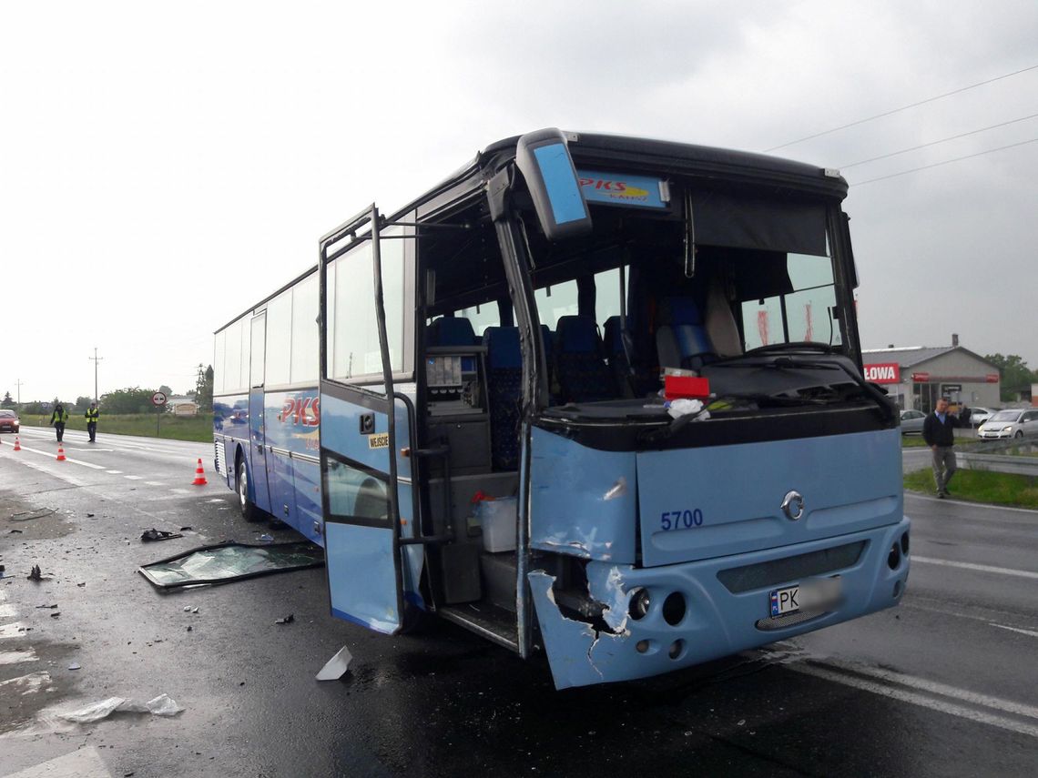 Zderzenie autobusu z ciężarówką. W akcji śmigłowiec LPR ZDJĘCIA