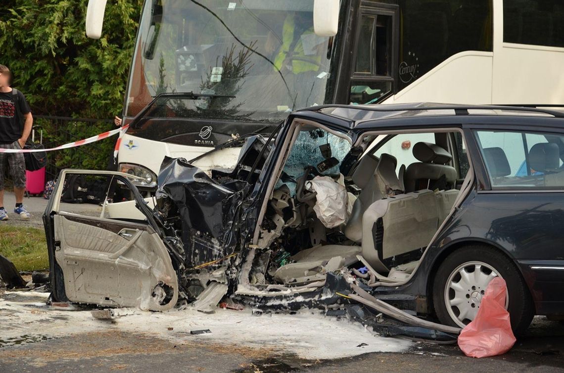 Zderzenie autobusu z samochodem osobowym ZDJĘCIA