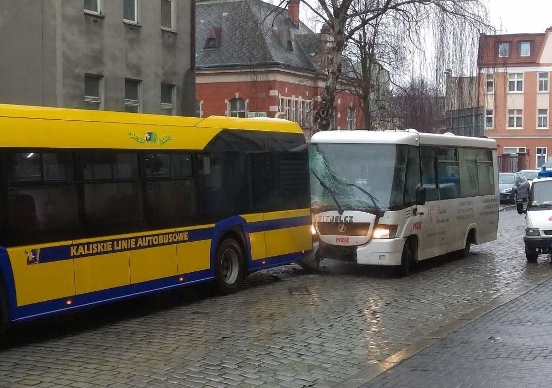 Zderzenie autobusów kaliskiego i ostrowskiego. 3 osoby poszkodowane ZDJĘCIA