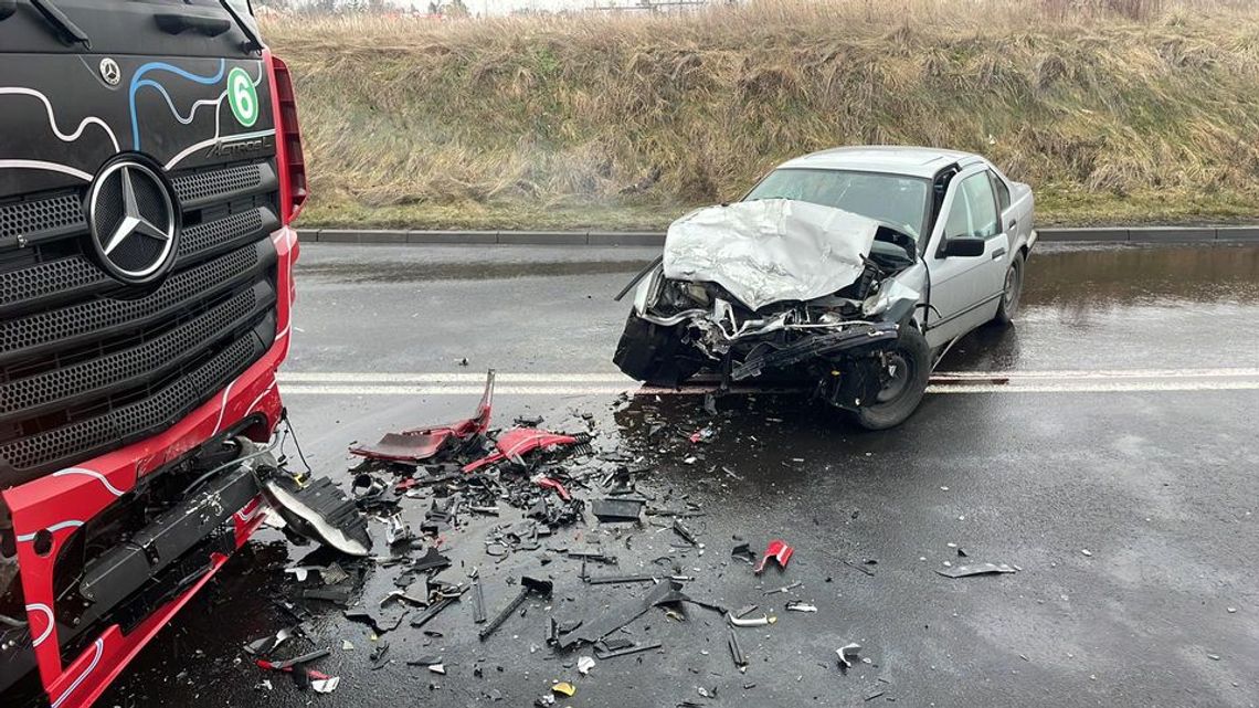 Zderzenie BMW z ciężarówką na łuku drogi. Zawinił młody kierowca