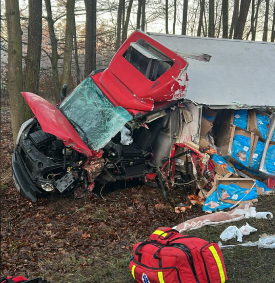 Zderzenie busa, ciężarówki i osobówki. DK25 całkowicie zablokowana