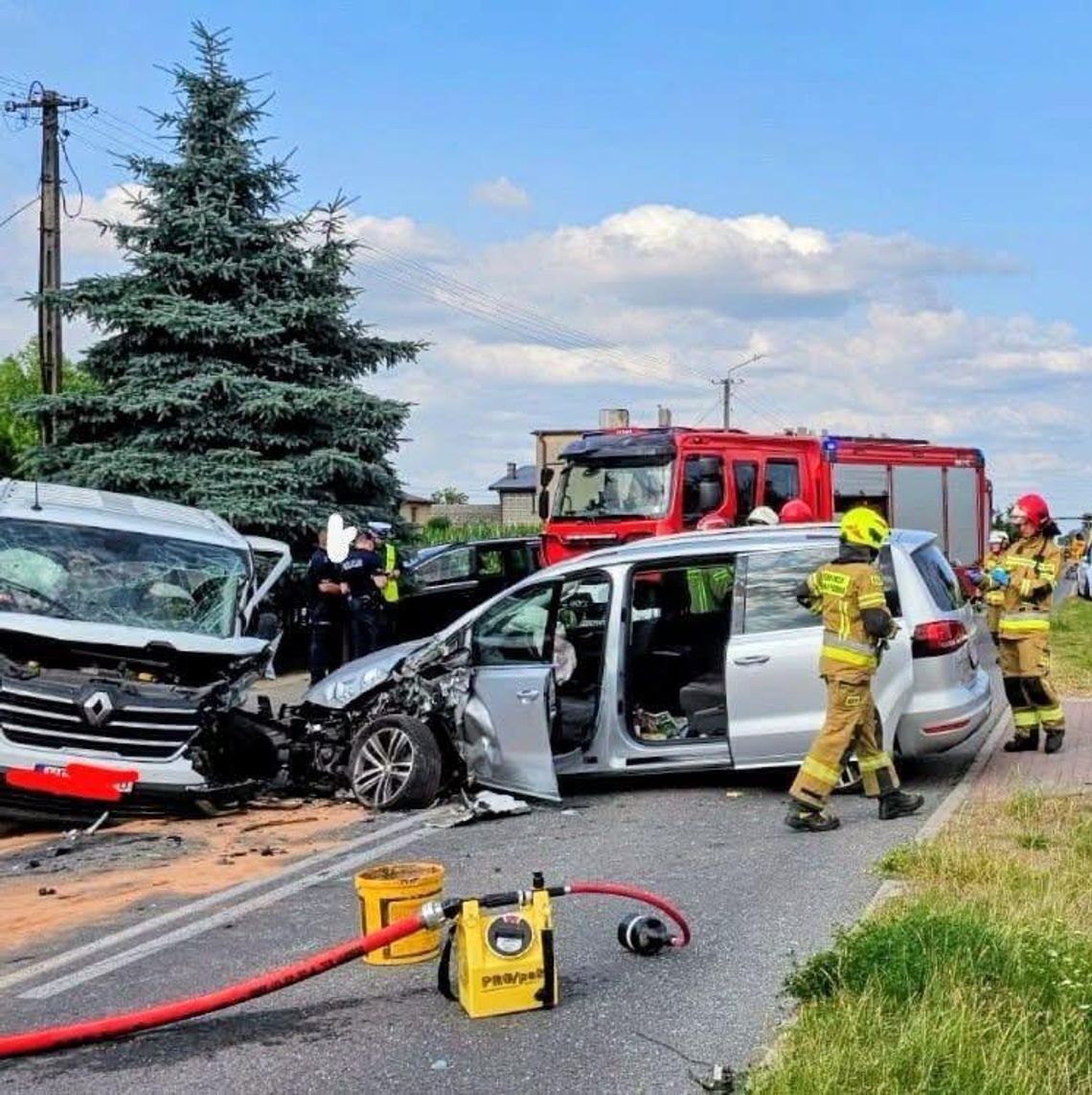 Zderzenie busa z osobówką. Dziecko trafiło do szpitala śmigłowcem!