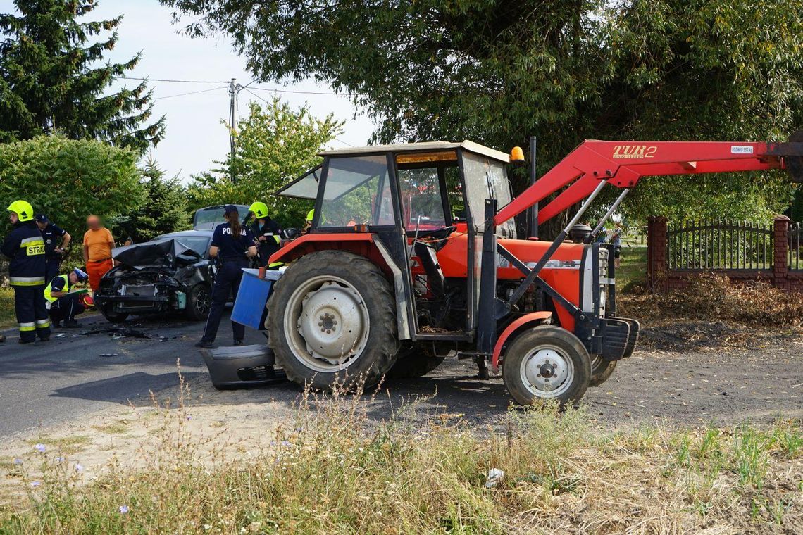 Zderzenie ciągnika rolniczego z osobówką. W aucie dziecko ZDJĘCIA