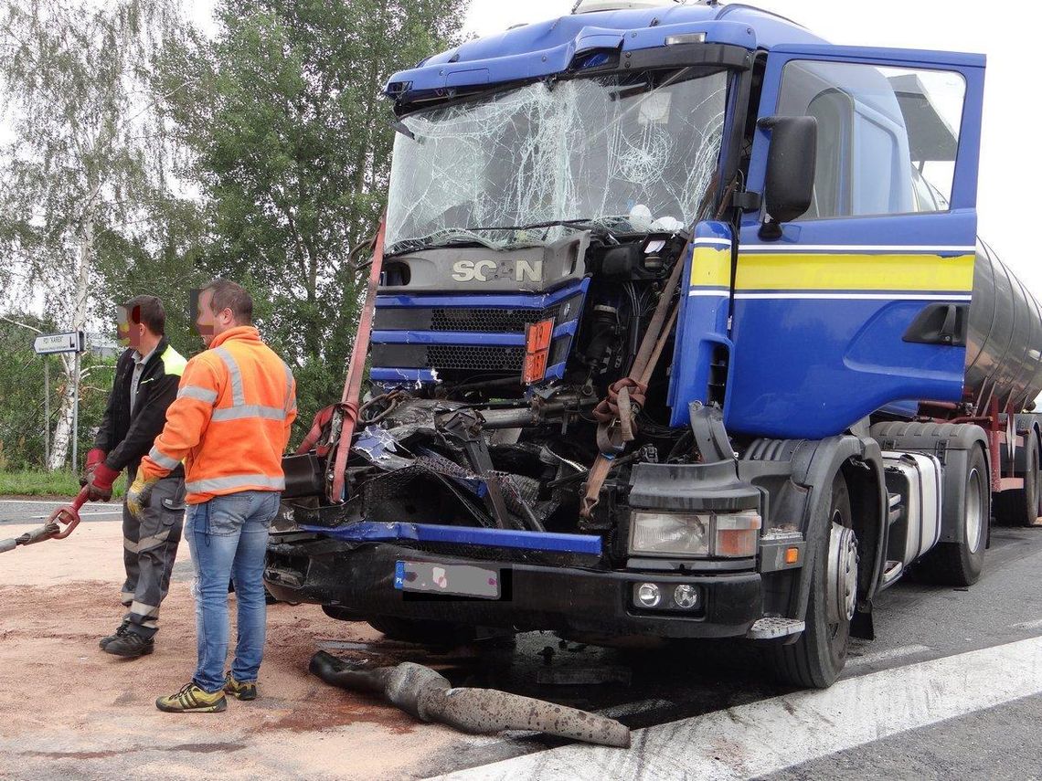 Zderzenie ciężarówek na trasie Kalisz-Ostrów ZDJĘCIA I WIDEO