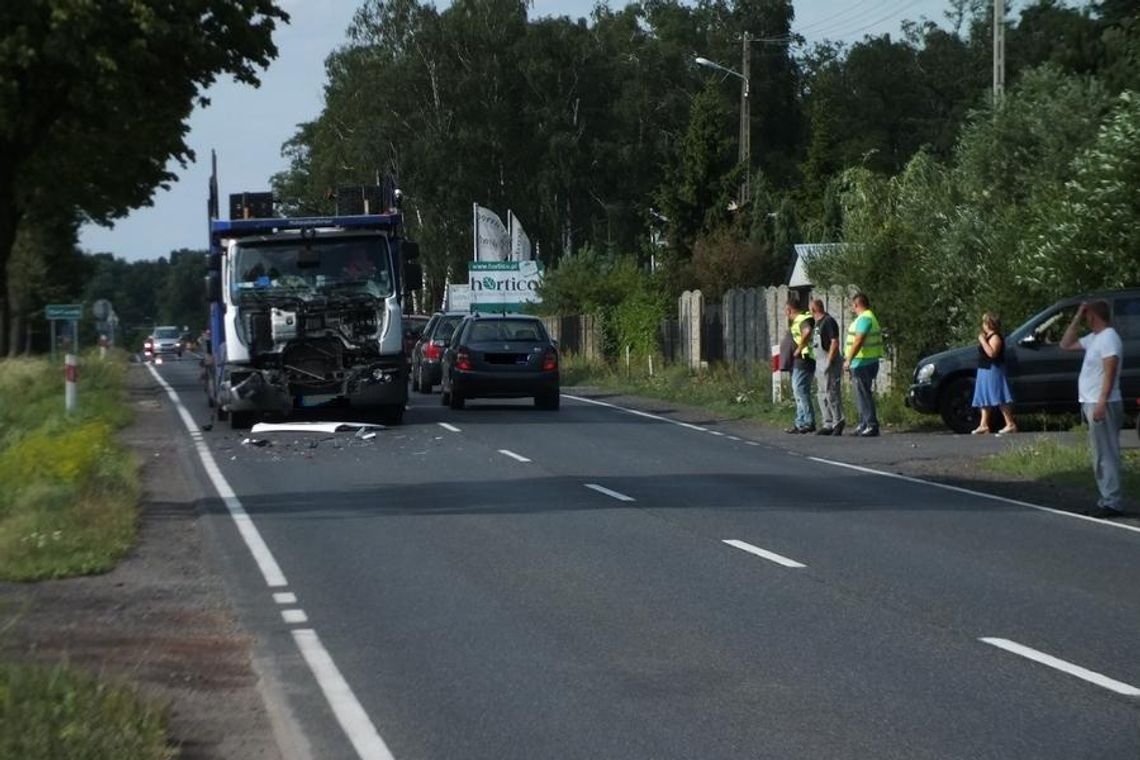 Zderzenie ciężarówki  z autobusem ZDJĘCIA