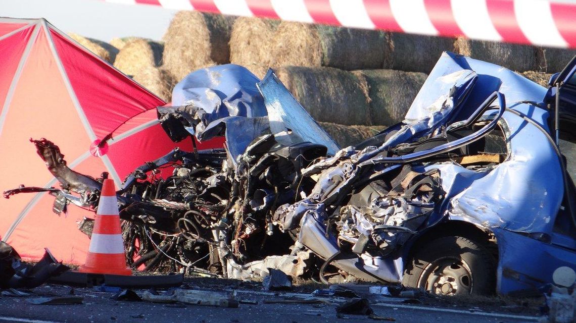 Zderzenie ciężarówki z samochodem osobowym. Jedna osoba nie żyje ZDJĘCIA