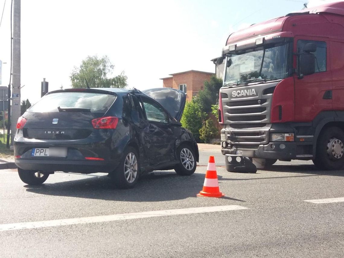 Zderzenie ciężarówki z samochodem osobowym na krajowej „12” ZDJĘCIA