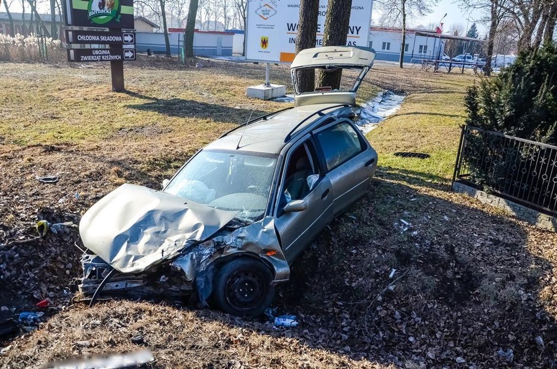 Zderzenie cysterny z osobówką. Wyciekły tysiące litrów oleju opałowego ZDJĘCIA