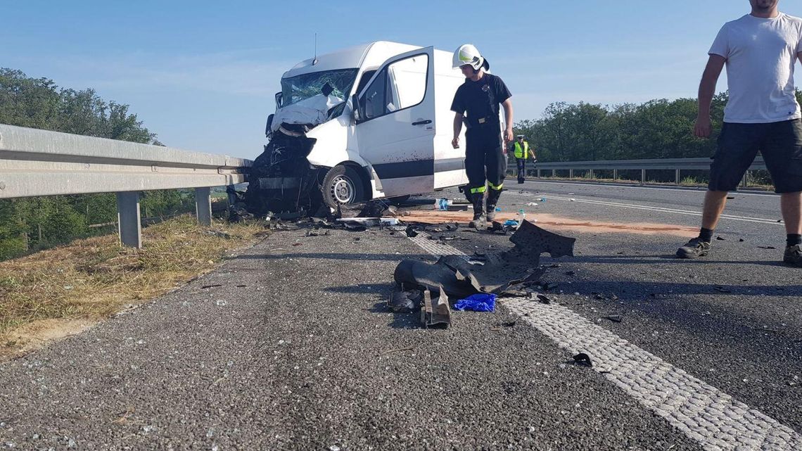 Zderzenie dwóch samochodów i potrącenie człowieka. Wypadek na obwodnicy Ostrowa Wielkopolskiego ZDJĘCIA