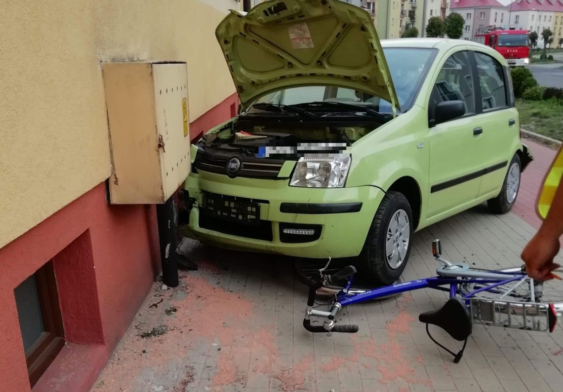 Zderzenie dwóch samochodów i potrącona rowerzystka. Wypadek w Krotoszynie z udziałem 9 osób ZDJĘCIA