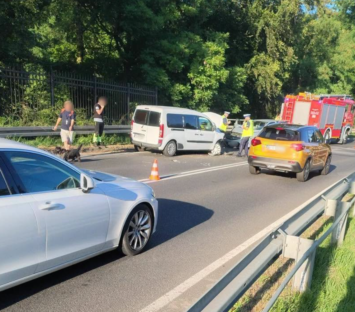 Zderzenie dwóch aut i quada na krajowej „12”. Jedna osoba trafiła do szpitala Zderzenie dwóch aut i quada na krajowej „12”. Jedna osoba trafiła do szpitala