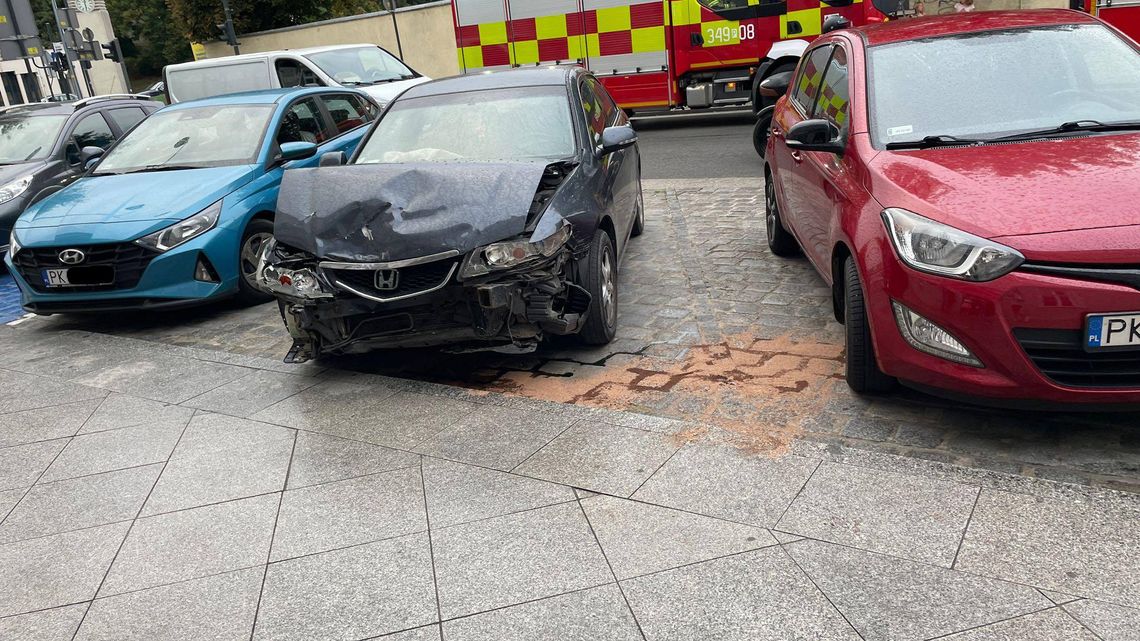 Zderzenie dwóch aut na Rogatce. Światła na skrzyżowaniu były wyłączone