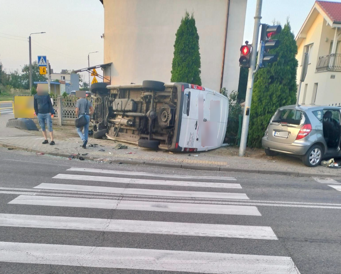 Zderzenie dwóch aut na skrzyżowaniu. Bus przewrócił się na bok