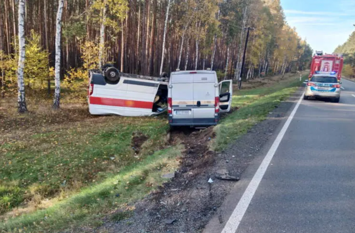 Zderzenie dwóch busów na krajowej ,,11''. Jeden z nich dachował