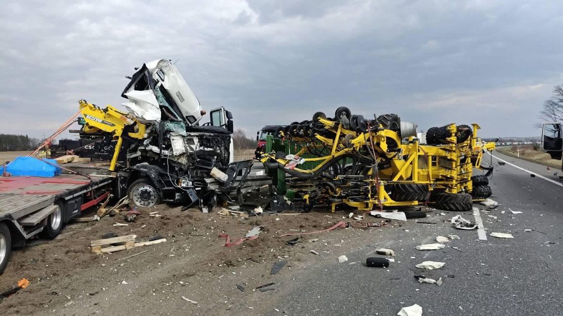 Zderzenie dwóch CIĘŻARÓWEK. Z pojazdów niewiele zostało {ZDJĘCIA}