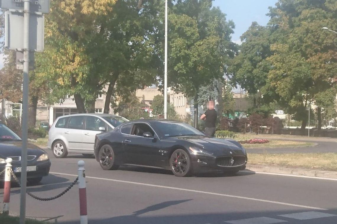 Zderzenie forda z maserati ZDJĘCIA