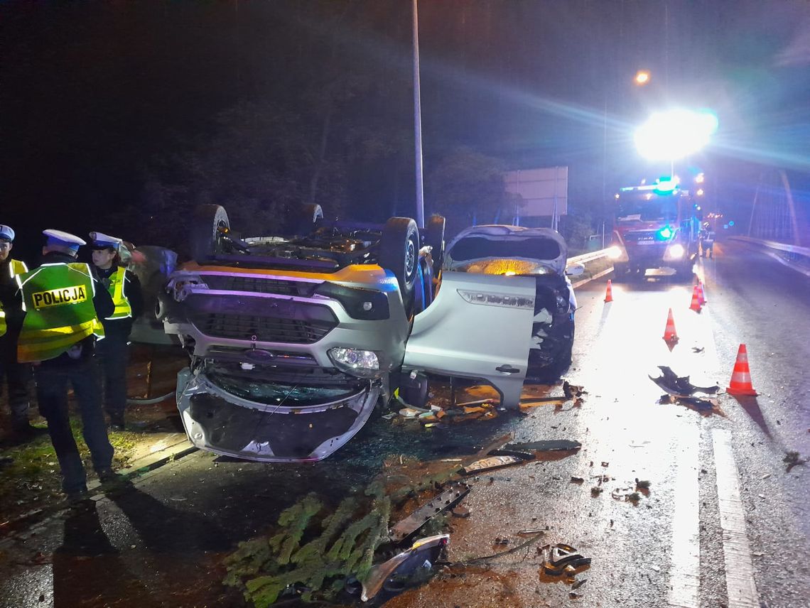 Zderzenie i dachowanie. Wypadek przy rondzie Starożytnym