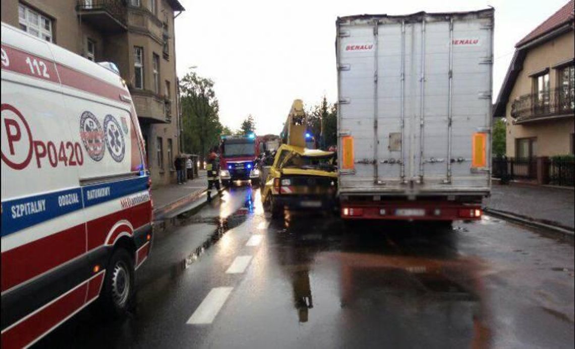 Zderzenie mercedesa z ciężarową scanią