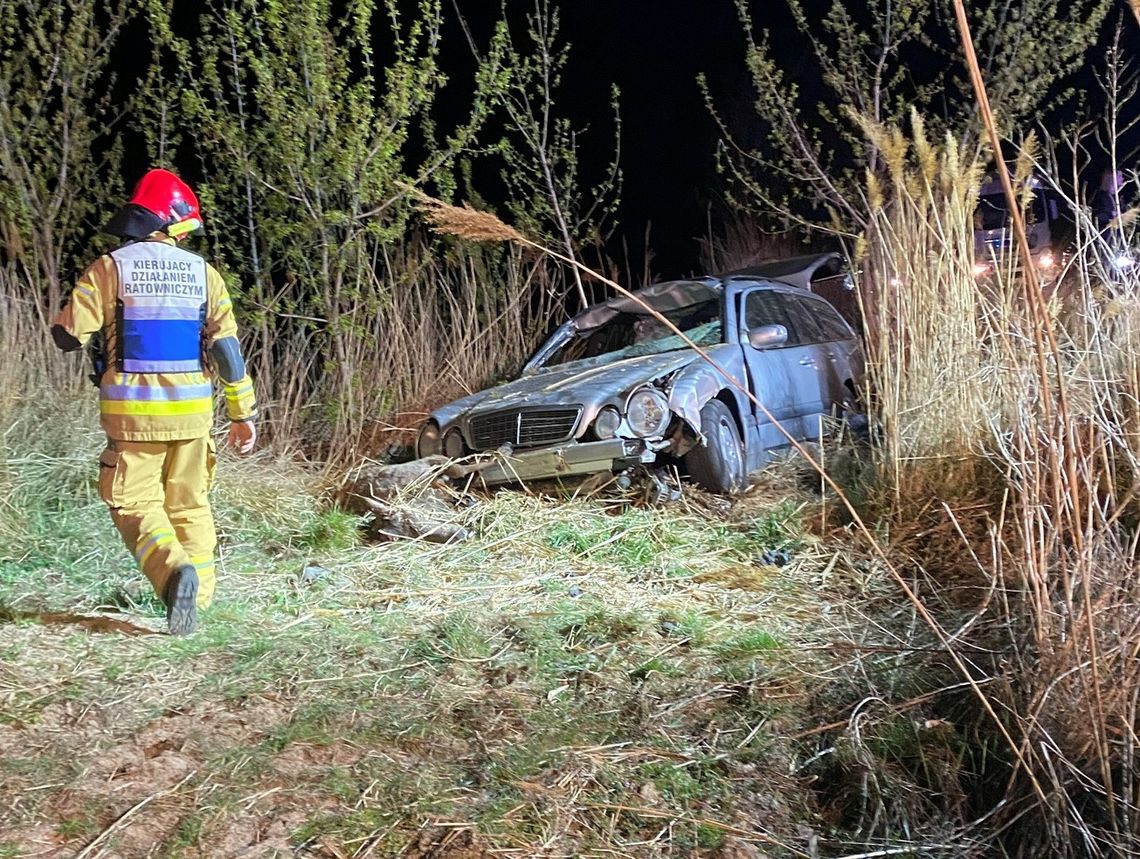 Zderzenie mercedesa z jeleniem. 2 osoby ranne trafiły do szpitala