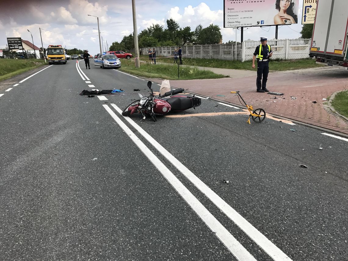 Zderzenie motocyklisty z ciężarówką. Nie żyje 23-latek