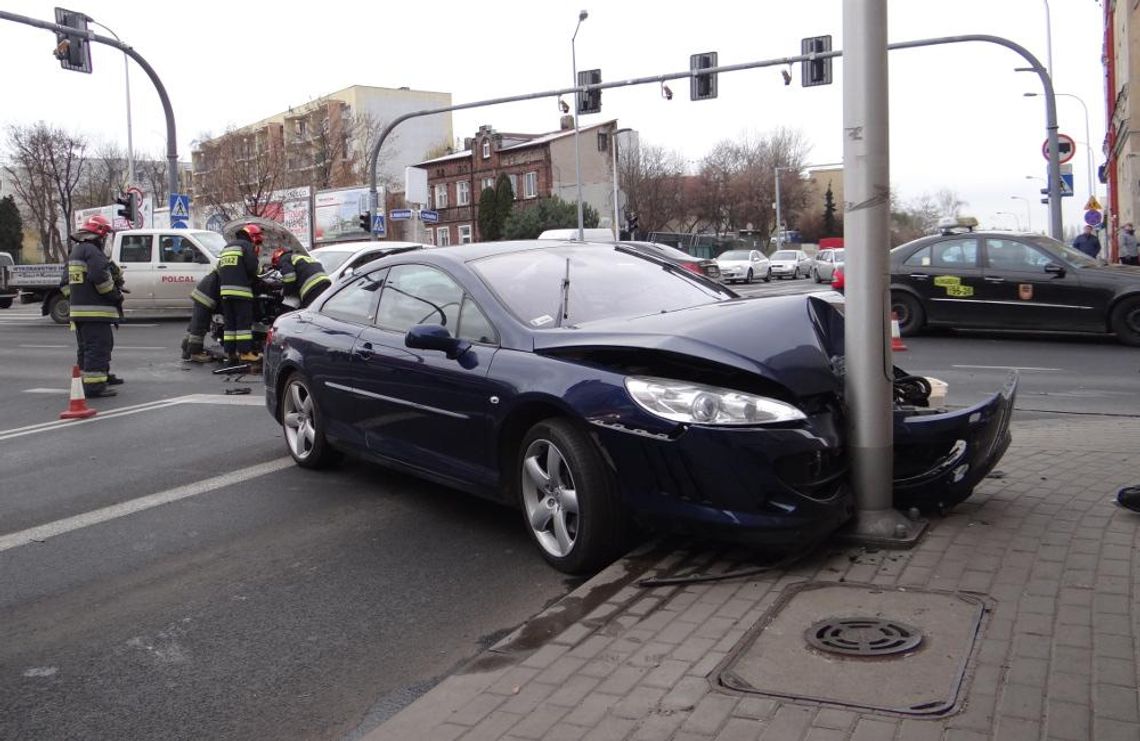 Zderzenie na al. Wojska Polskiego. Piesza cudem uszła z życiem ZDJĘCIA