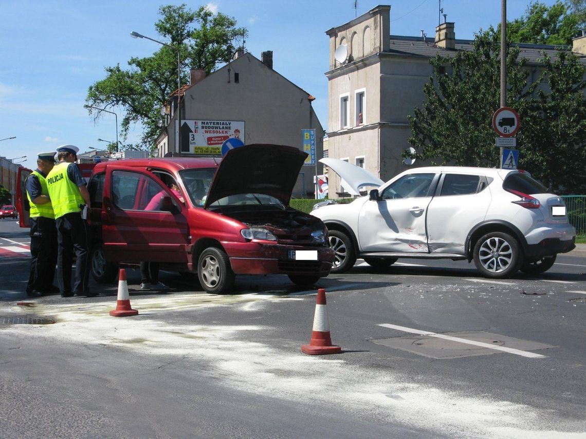 Zderzenie na Nowym Świecie. Jedna osoba poszkodowana ZDJĘCIA