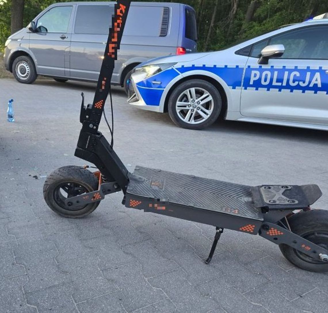 Zderzenie na pasach w Kaliszu. 20-latka na e-hulajnodze i osobówka