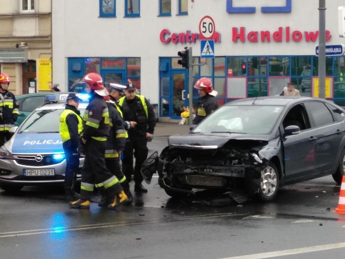 Zderzenie na skrzyżowaniu. Obie kierujące twierdziły, że miały zielone światło ZDJĘCIA