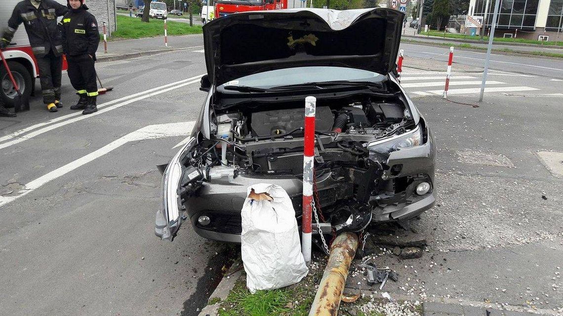 Zderzenie na skrzyżowaniu. Toyota skasowała latarnię, znak i barierki ZDJĘCIA