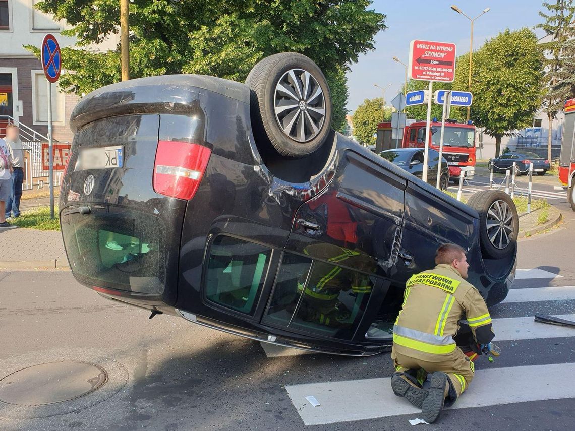 Zderzenie na ul. Bankowej w Kaliszu. Jedno z aut dachowało ZDJĘCIA