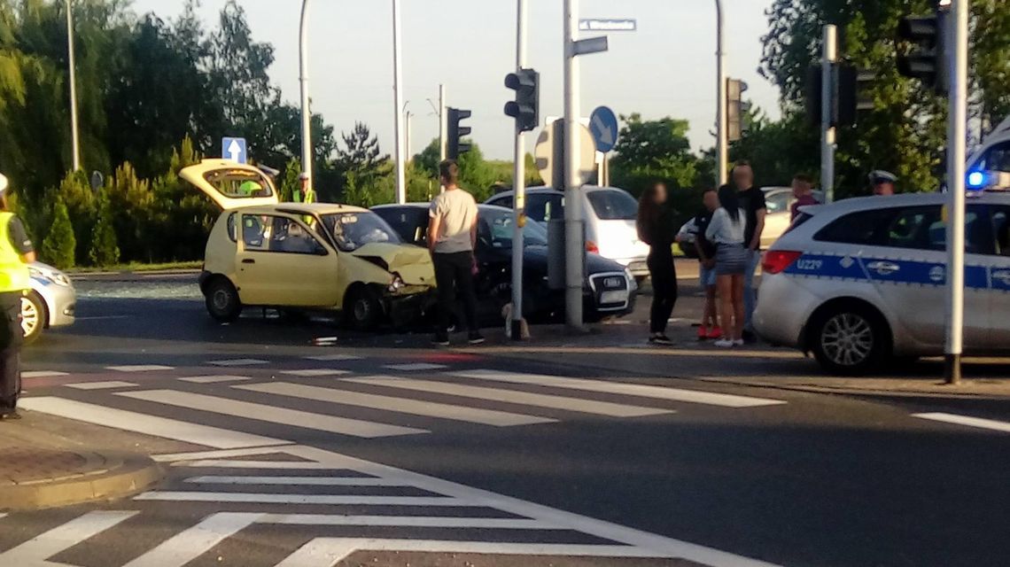 Zderzenie na Wrocławskiej. Poszkodowane trzy osoby, w tym niemowlę ZDJĘCIA