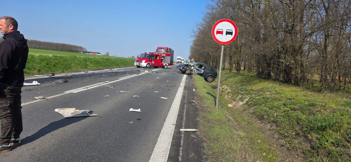 Zderzenie osobówek z ciężarówką. Jedna osoba poszkodowana
