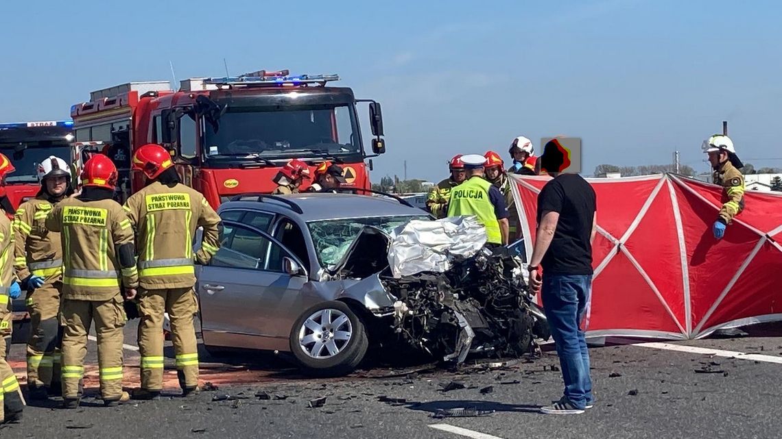 Zderzenie osobówki z cysterną na trasie Kalisz-Ostrów ZDJĘCIA