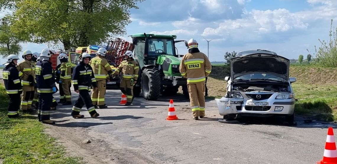 Zderzenie osobówki z traktorem. Kobieta trafiła do szpitala