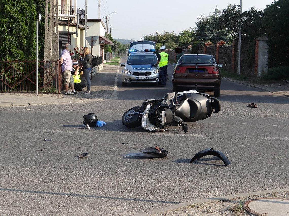 Zderzenie osobówki ze skuterem. Ranny motorowerzysta ZDJĘCIA