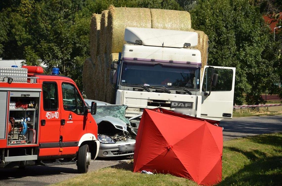 Zderzenie osobówki z samochodem ciężarowym. Nie żyje jeden z kierowców ZDJĘCIA