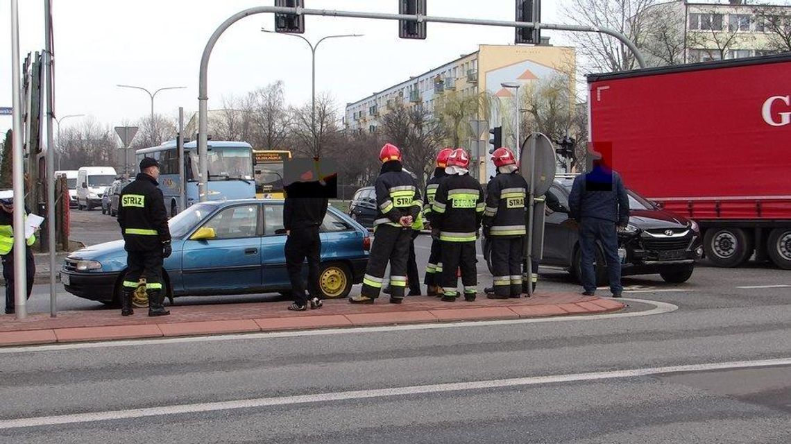 Zderzenie przy Amber. Kolejny kierowca skręcił w lewo, mimo zakazu ZDJĘCIA