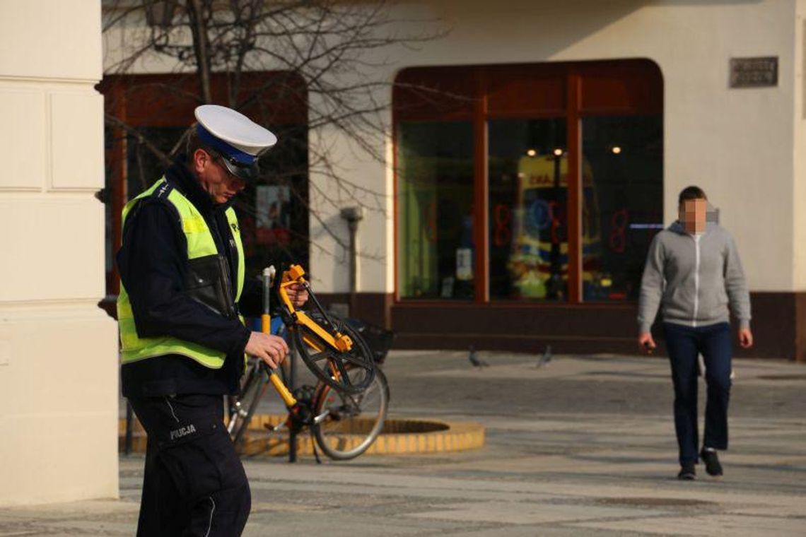 Zderzenie rowerzystów na Głównym Rynku ZDJĘCIA