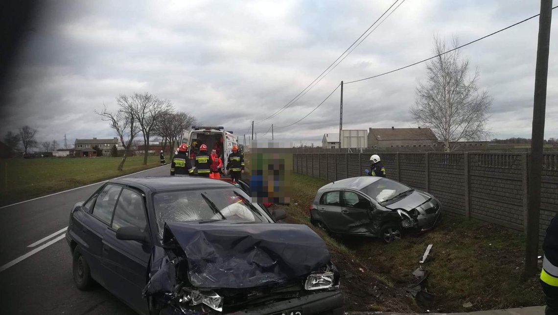 Zderzenie samochodów na krajowej  „15”. Dwie osoby poszkodowane ZDJĘCIA