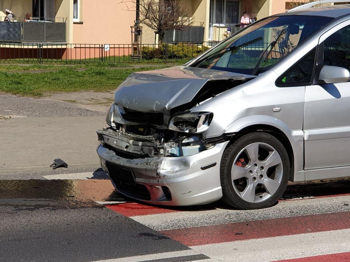 Zderzenie samochodów na ul. Poznańskiej i potrącona 17-latka ZDJĘCIA