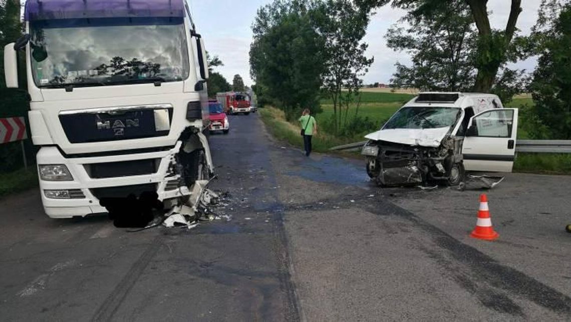 Zderzenie tira z citroenem ZDJĘCIA