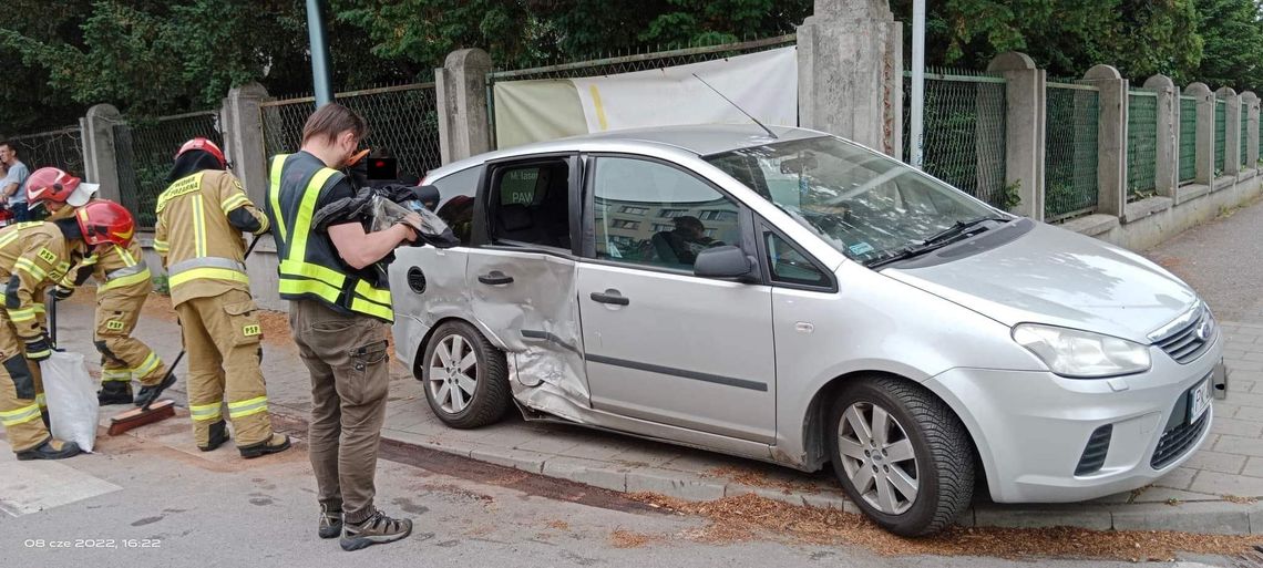 Zderzenie trzech aut na Młynarskiej. Sprawca „na podwójnym gazie” ZDJĘCIA