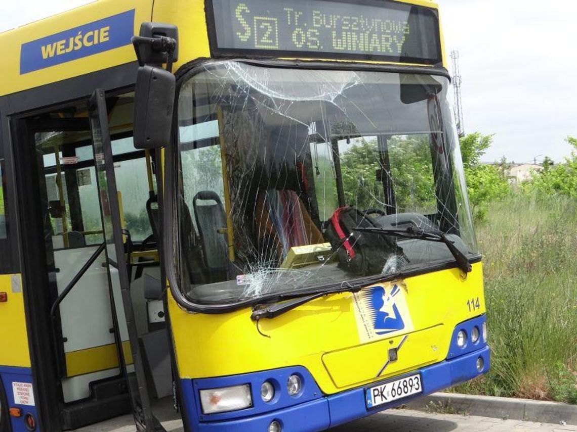 Zderzenie trzech aut, w tym autobusu KLA