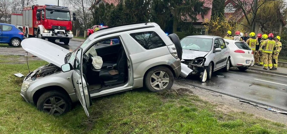 Jeden skręcał w lewo, doszło do potrójnej stłuczki. Trzy osoby w szpitalu