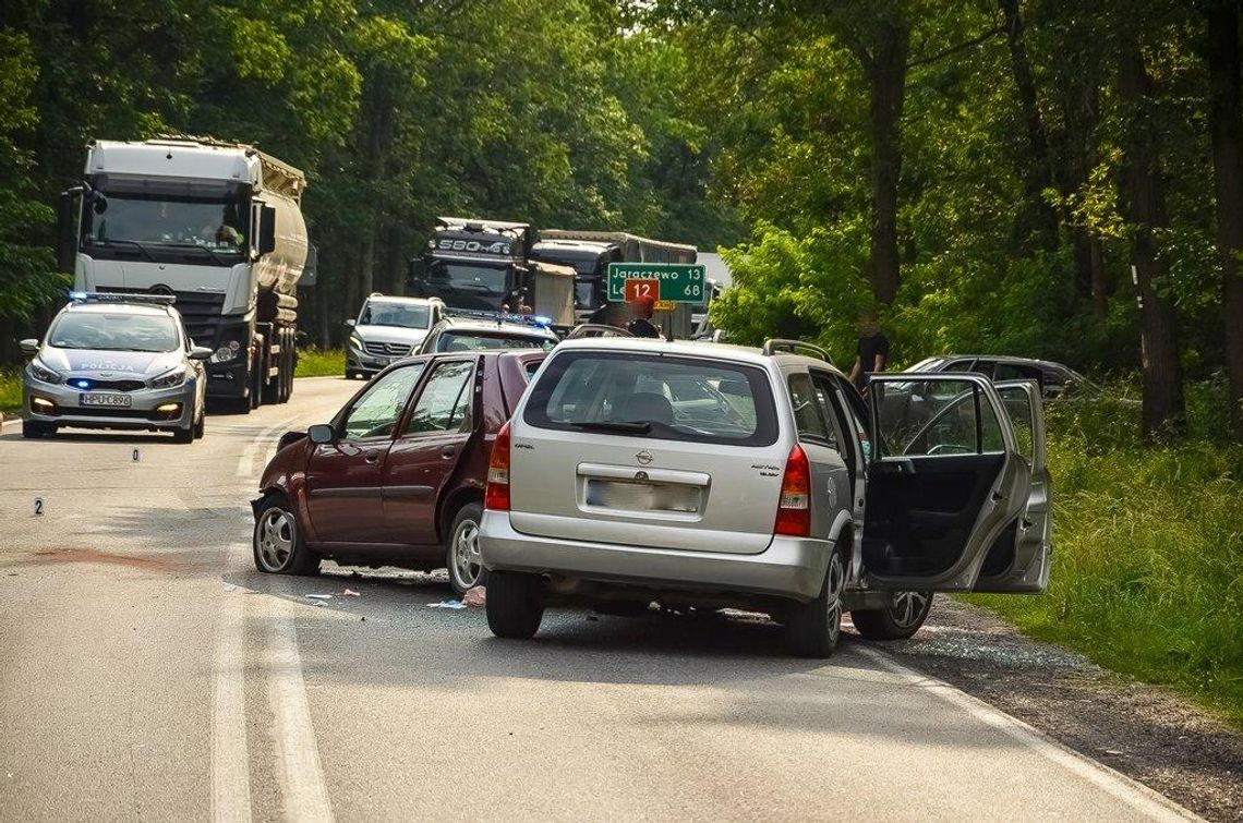 Zderzenie trzech samochodów na krajowej „12”. Poszkodowane dziecko ZDJĘCIA