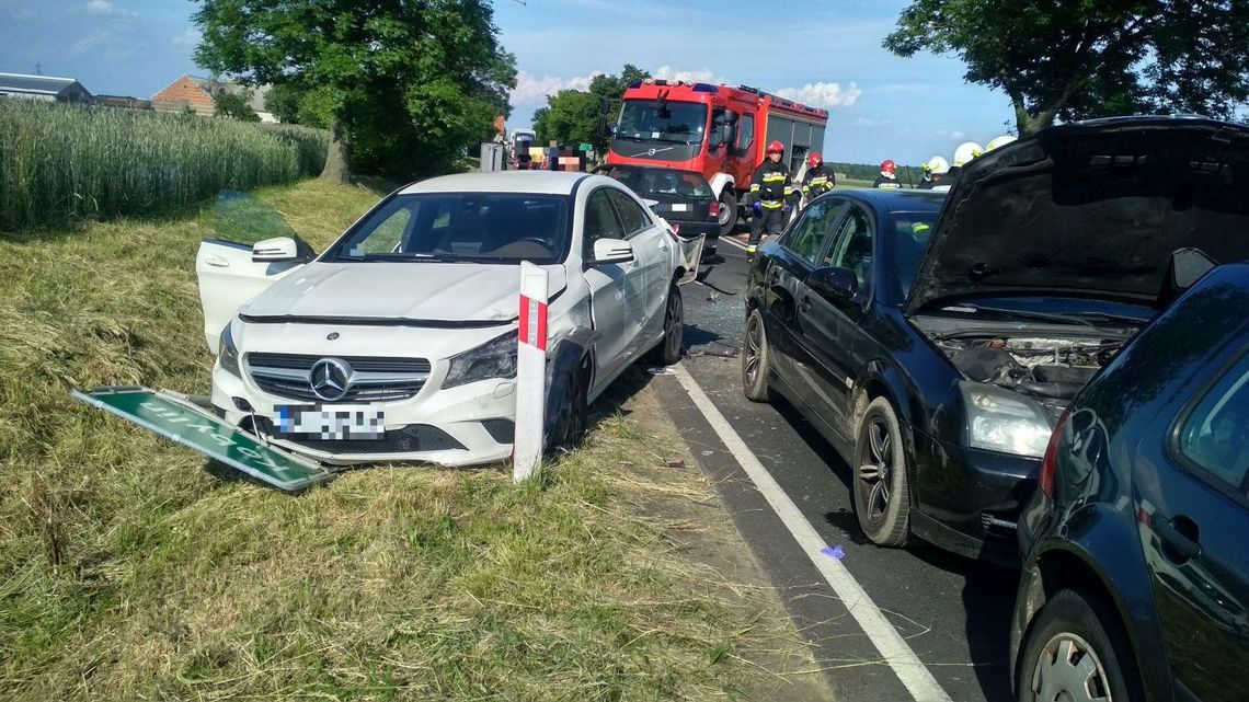 Zderzenie trzech samochodów na krajowej „36” ZDJĘCIA