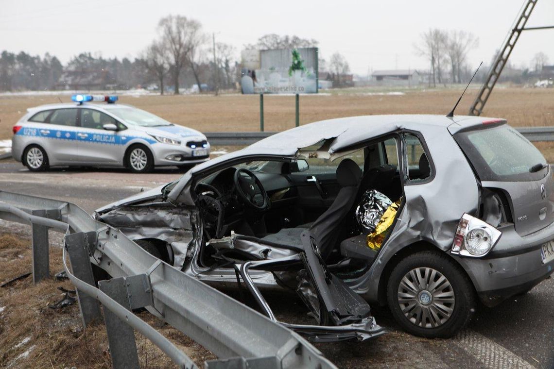 Zderzenie volkswagena z ciężarówką ZDJĘCIA