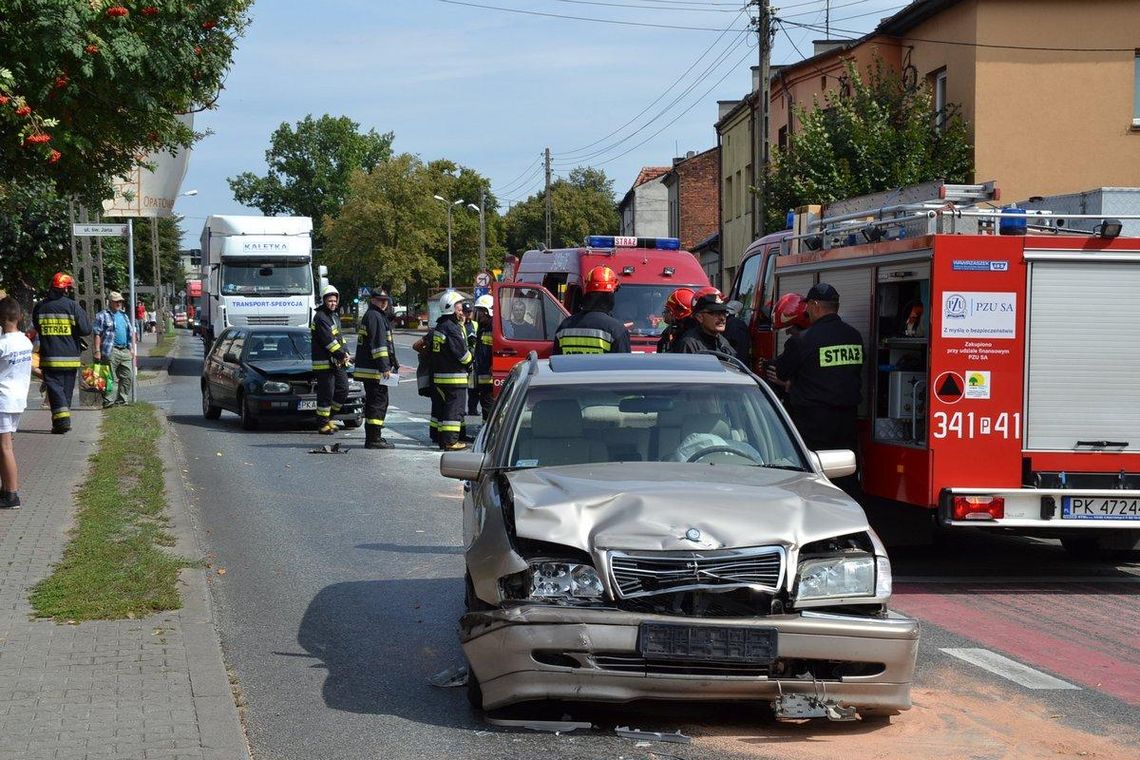 Zderzenie volkswagena z mercedesem ZDJĘCIA