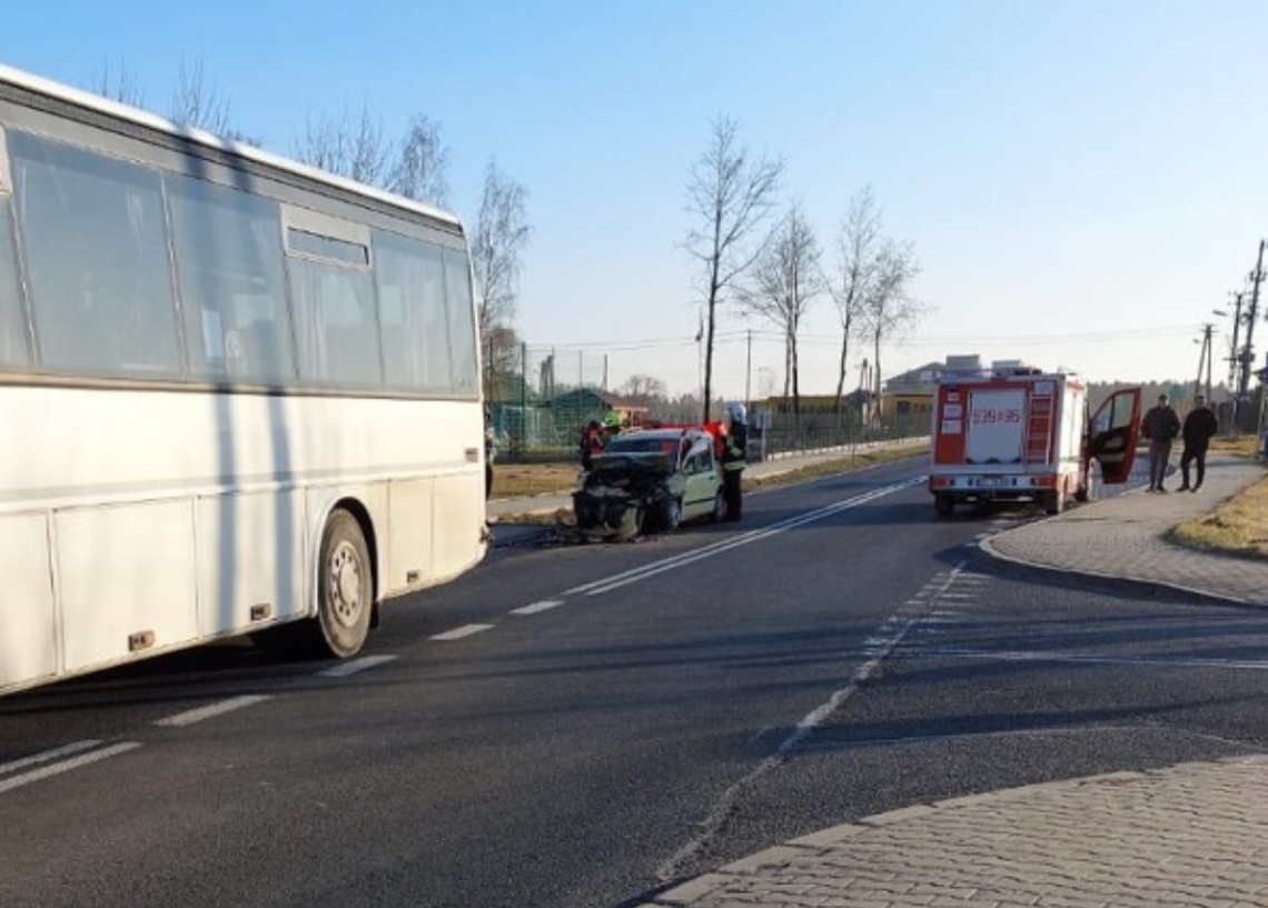 Zderzenie z autokarem przewożącym dzieci. Nie żyje młody kierowca